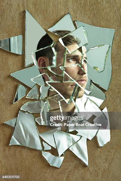 side portrait of a man through a group of mirrors - gebroken glas stockfoto's en -beelden