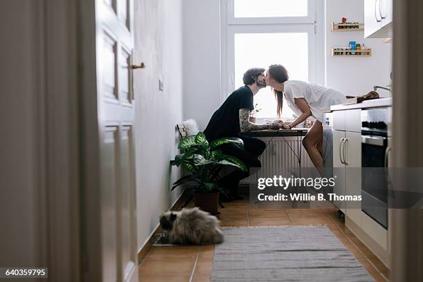 morning romance in the kitchen - casal heterossexual imagens e fotografias de stock