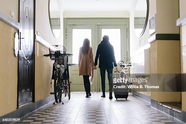 couple walking with suitcase - leaving stock-fotos und bilder