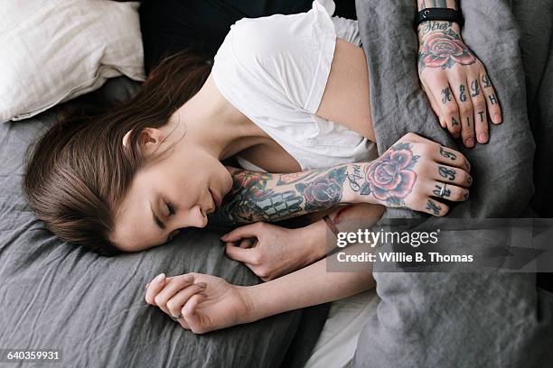 overhead view of couple sleeping - pareja abrazados cama fotografías e imágenes de stock