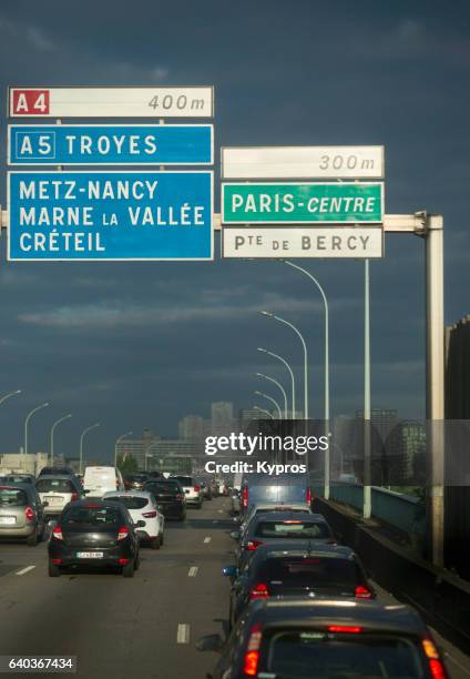 europe, france, paris, view of traffic on boulevard peripherique. construction of the peripherique started in 1958 on the former thiers wall (city walls of paris) "n - france et panneaux de signalisation photos et images de collection