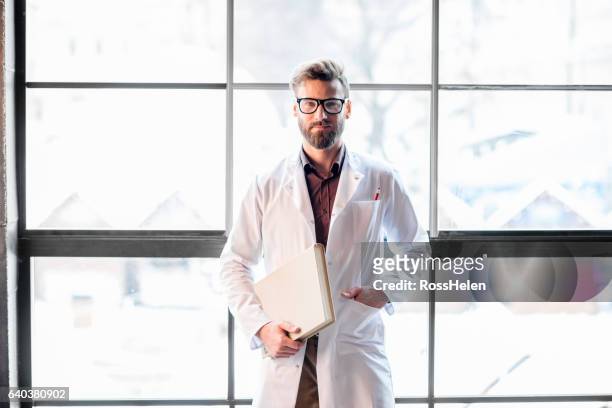 doctor portrait - handsome doctors stock pictures, royalty-free photos & images