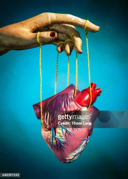 heart strings - marionette stockfoto's en -beelden