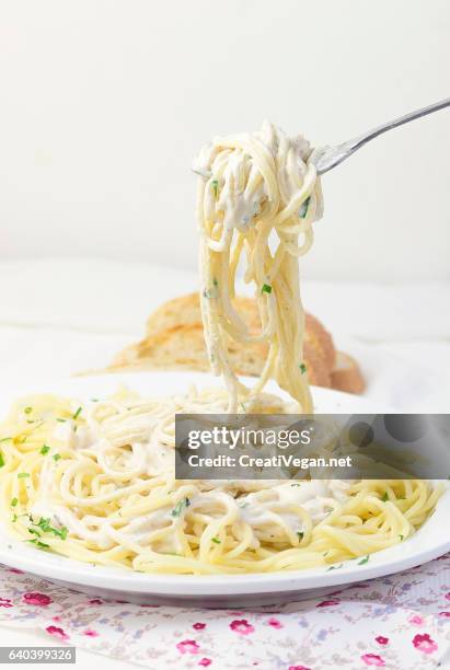 pasta with vegan white sauce - tagliatelle fotografías e imágenes de stock