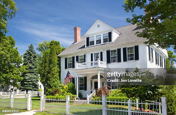 white home with picket fence - american flag house stock pictures, royalty-free photos & images