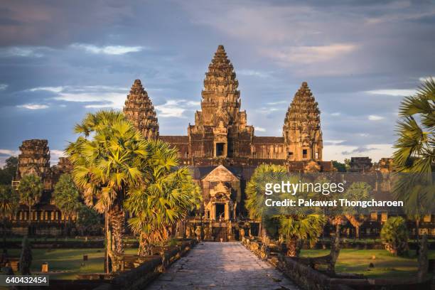 sunset at angkor wat, siem reap, cambodia - cambodjaanse cultuur stockfoto's en -beelden