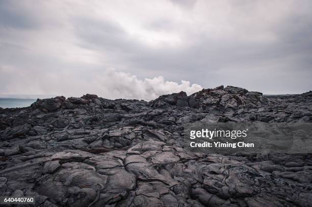 kamokuna ocean entry of hawaii volcanoes national park - pedra vulcânica - fotografias e filmes do acervo