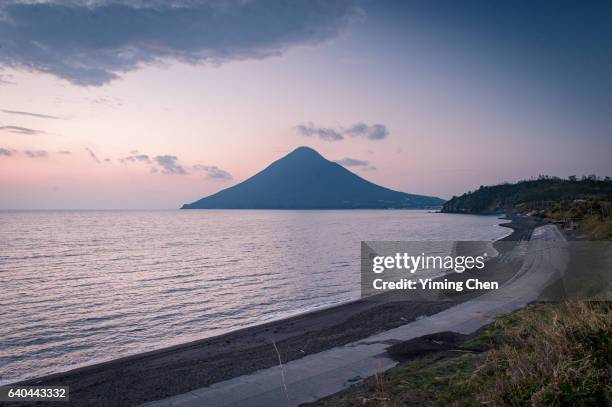 kaimondake volcano in dusk - 指宿市 fotografías e imágenes de stock