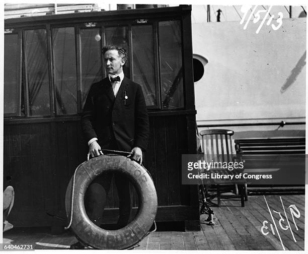 Escape artist Harry Houdini stands on the deck of the Hamburg-based passenger liner S.S. Imperator, holding a life preserver. | Location: abroad S.S....