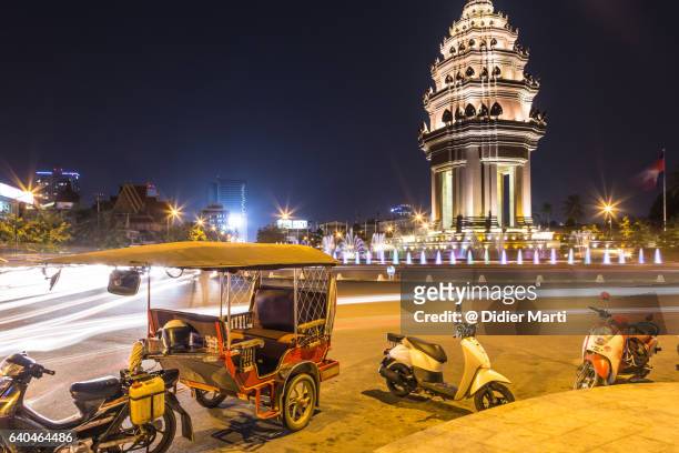tuk tuk parked in front of the independance monument, in phnom penh, cambodia - 新興国 ストックフォトと画像