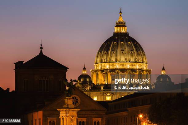the dome of st. peter's basilica in rome at dusk - vatican photos et images de collection