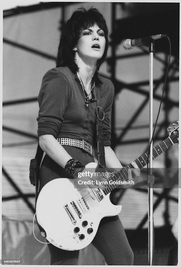 Joan Jett Playing Guitar Fotograf a De Noticias Getty Images joan-jett-playing-guitar-fotograf-a-de-noticias-getty-images