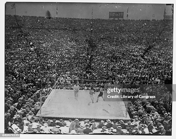 Huge crowd of spectators watches the heavyweight title fight between Jack Dempsey and Georges Carpentier in 1921.