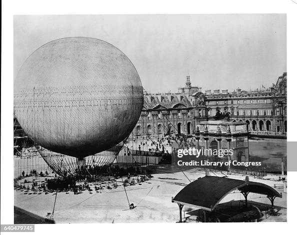 (Henry Giffard's balloon before ascension. Tuilleries, Paris. 1878) Photo by Dagran. Lot 6000
