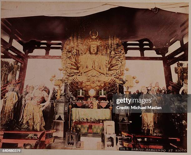 The gilded-wood statue of the 1,001-handed kannon was created in 1254 by Tankei. | Located in: Sanjusangendo.