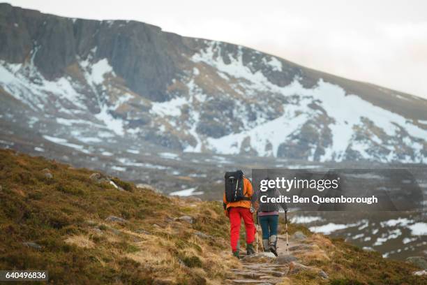 hikers wander up the trails in the cairngorm mountain range - cairngorm berge stock-fotos und bilder