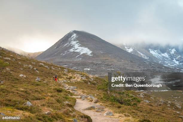 hikers wander up the trails in the cairngorm mountain range - cairngorm berge stock-fotos und bilder