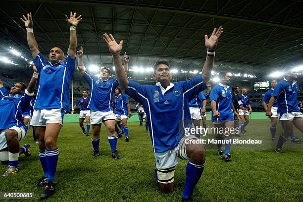 Rugby, World Cup 2003, pool C, England vs Samoa. Semo Sititi and the others players do a haka for their fans after the game. Rugby, Coupe du monde...