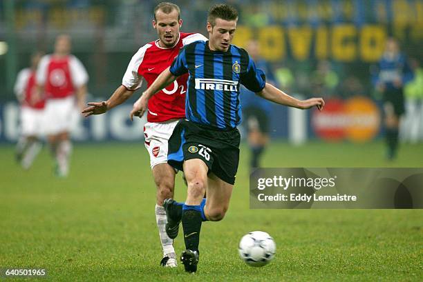 Soccer Champions League. Season 2003-2004. International Milano vs Arsenal. Giovanni Pasquale and Fredrik Ljungberg . Ligue des Champions UEFA de...