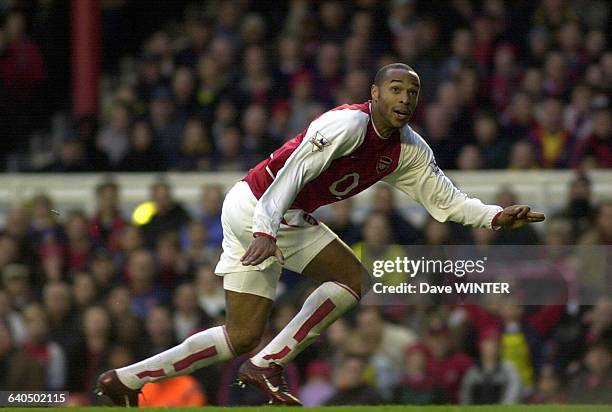 Soccer Premiership. Season 2003-2004. Arsenal vs Fulham. Thierry Henry . Championnat d'Angleterre de Football Premiere Ligue. Saison 2003-2004....