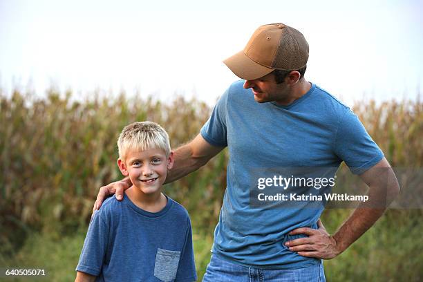 farmer with son - fundo azul fotografías e imágenes de stock