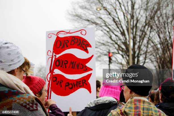 women's march with protest sign - protesto - fotografias e filmes do acervo