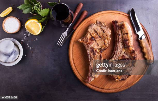 barbecue bone-in ribeye steak on cutting board - entrecôte stockfoto's en -beelden