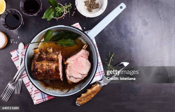 homemade bone-in prime rib roast in cooking pan - kalfsvlees stockfoto's en -beelden