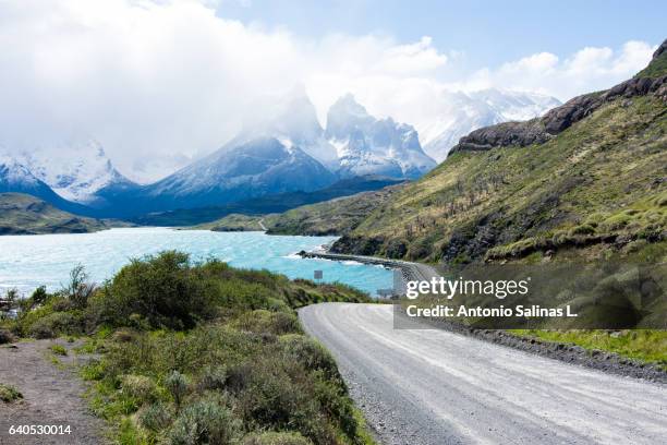 chilean patagonia lake torres del paine national park - fernão de magalhães - fotografias e filmes do acervo