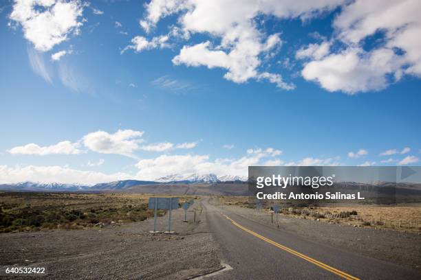 carretera vacia en la patagonia - evasión stockfoto's en -beelden