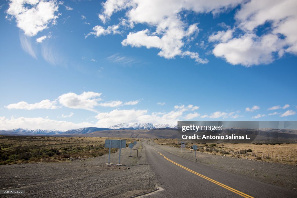 Carretera vacia en la Patagonia