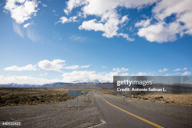carretera vacia en la patagonia - paisaje espectacular - fotografias e filmes do acervo