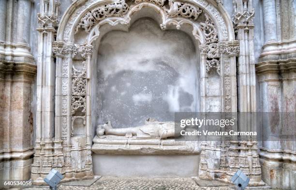 ruins of the carmo convent in lisbon, portugal - carmo convent fotografías e imágenes de stock