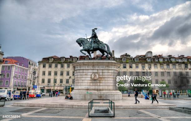 equestrian statue of king john i in the praça da figueira in lisbon, portugal - praca de figueria stock-fotos und bilder