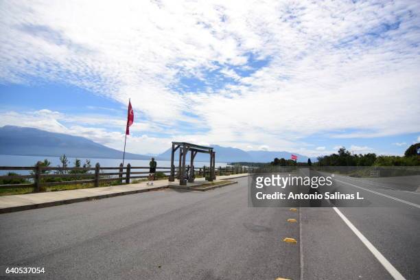 highway near puerto varas at the board of llanquihue lake - evasión stockfoto's en -beelden