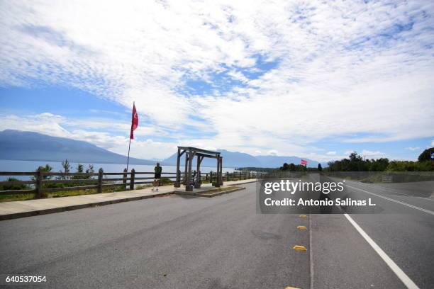 highway near puerto varas at the board of llanquihue lake - paisaje espectacular - fotografias e filmes do acervo