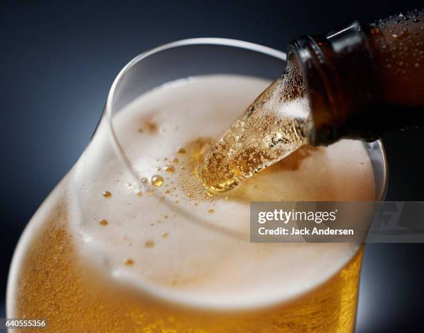 0117 beer pour - bier brouwen stockfoto's en -beelden