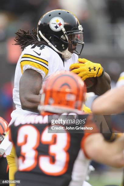 Sammie Coates of the Pittsburgh Steelers runs the football upfield during the game against the Cincinnati Bengals at Paul Brown Stadium on December...