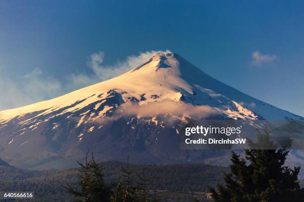 volcano villarrica, pucon, chile. - destino turístico stock-fotos und bilder