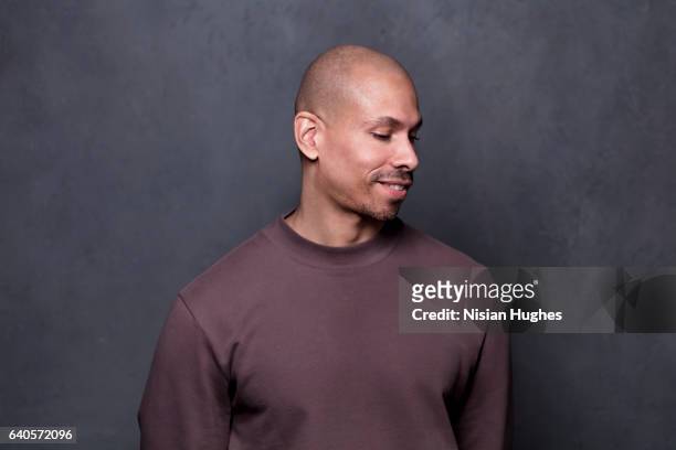 portrait of young man smiling looking off camera - gemengde afkomst stockfoto's en -beelden
