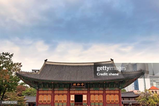 junghwajeon in the deoksugung palace, south korea. - deoksugung palace foto e immagini stock