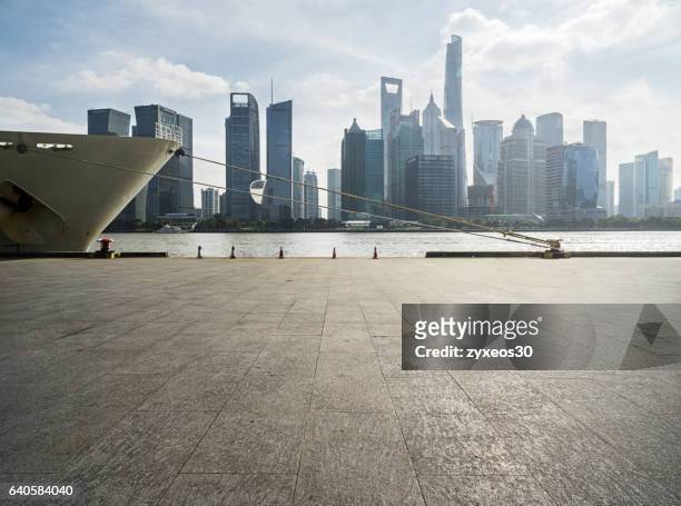 the bund in shanghai port and lujiazui financial district on the other side. - river asia cityscape business day imagens e fotografias de stock