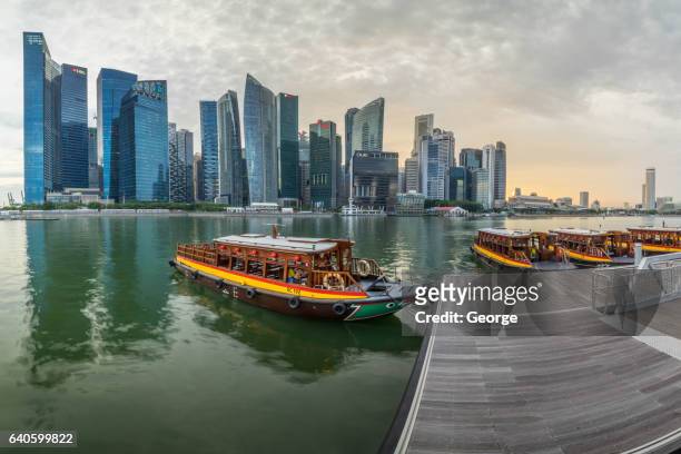 a passenger boat in marina bay, singapore - singapore imagens e fotografias de stock