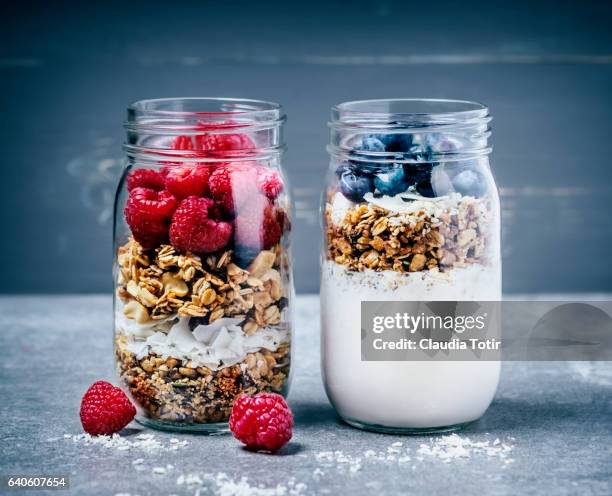 breakfast with granola, berries, and yougurt - granola stockfoto's en -beelden