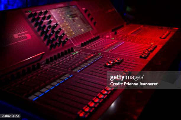 red sound console, night-club. - studio di registrazione foto e immagini stock