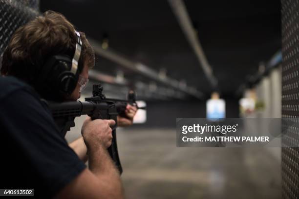 man shooting assault rifle - tiro ao alvo imagens e fotografias de stock