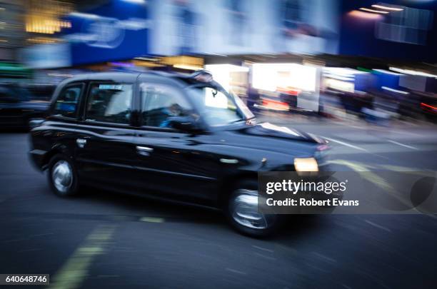 london taxi driving through piccadilly circus - taxi de londres - fotografias e filmes do acervo