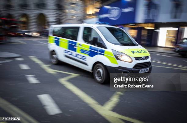 london - metropolitan police can in piccadilly circus - politie stockfoto's en -beelden