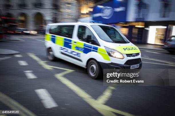 london - metropolitan police can in piccadilly circus - cop car imagens e fotografias de stock