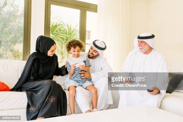 tre generation lycklig arabiska familj hemma - förenade arabemiraten bildbanksfoton och bilder